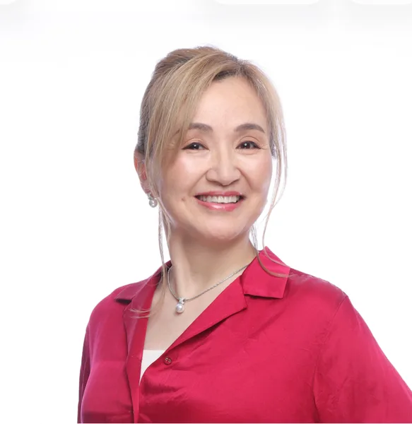 赤い服を着た、グローバルAIアカデミーの講師として広告に登場する女性の顔写真